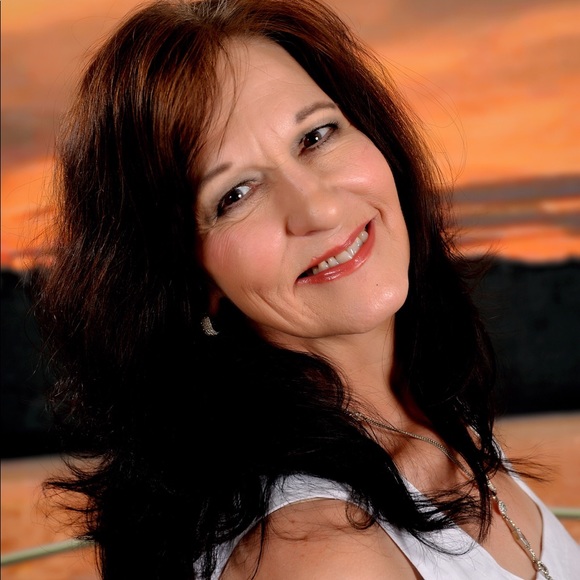 Meet your Posher, Tracy - Picture 1 of 2